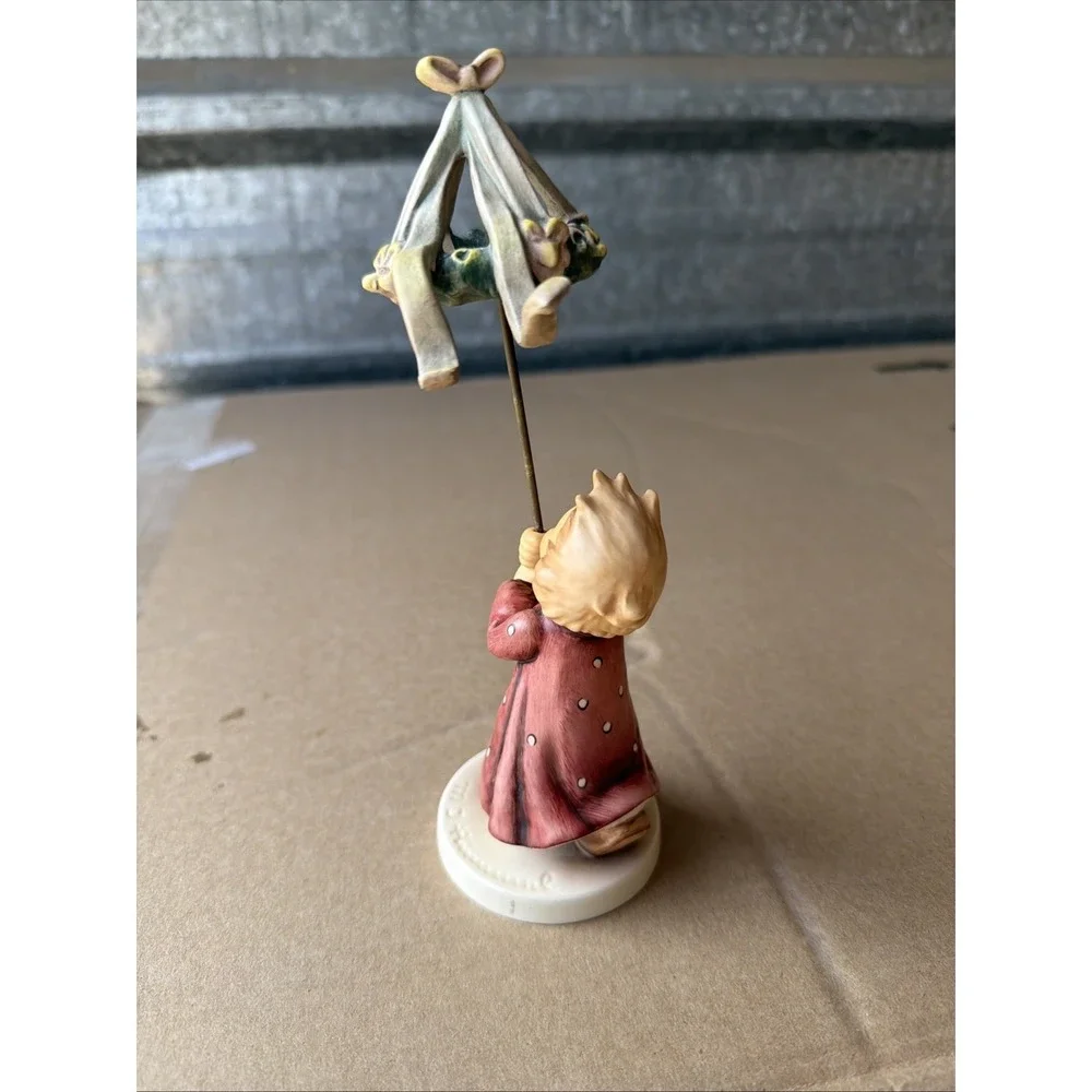 Goebel Germany‎ 2000 Holiday Exclusive Angel Wreath Figurine 838 7